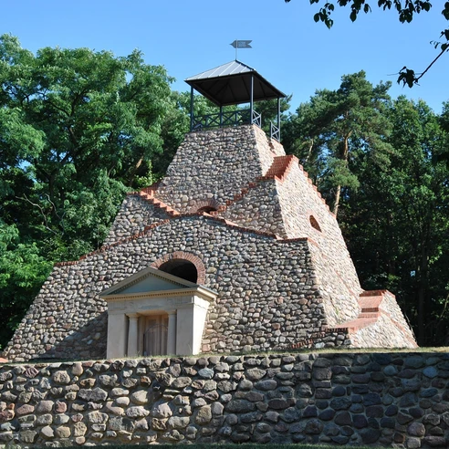 Feldsteinpyramide Garzau-Garzin