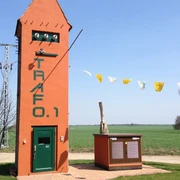 Galerie TRAFO.1 in Regenmantel