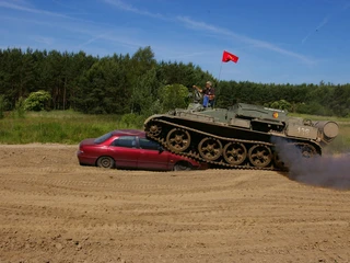 Panzerfunfahrschule – Carcrushing