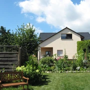 Ferienwohnung Oderbruch Außenansicht – ein Haus mit Garten