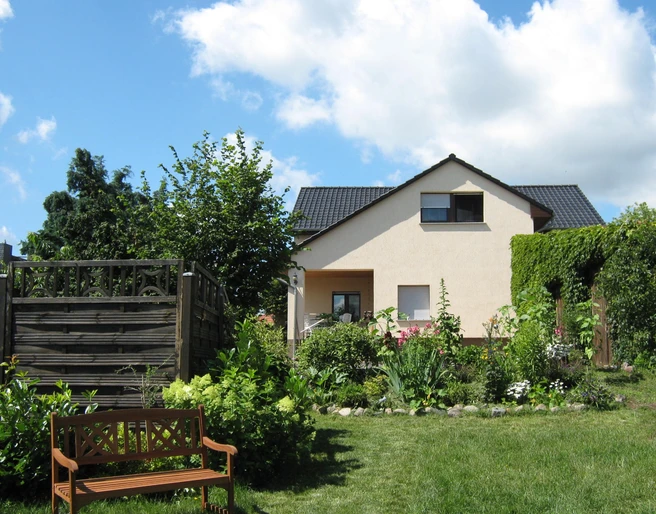 Ferienwohnung Oderbruch Außenansicht – ein Haus mit Garten