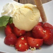 Eisbecher mit Erdbeeren