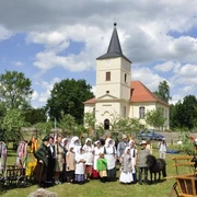 Museum "Kolonistenhof" Großderschau - im Hintergrund: die Kolonistenkirche
