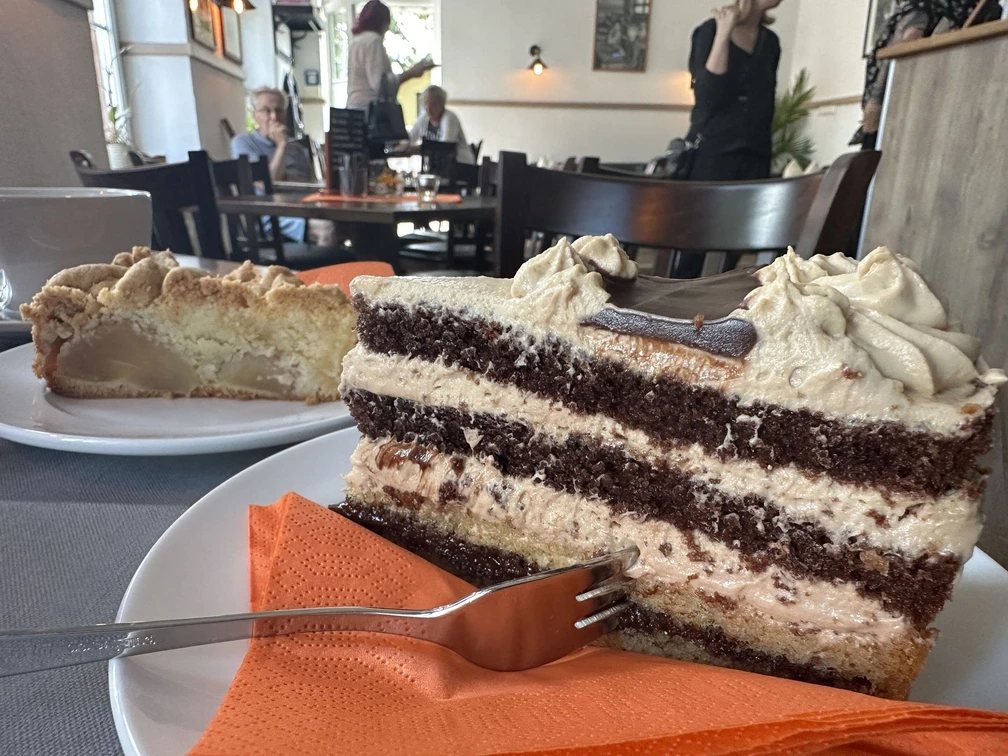 Selbstgebackener Kuchen im Café „Zum Karzer“
