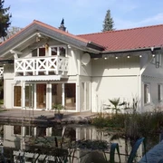 Ferienhaus Schweizerhaus, Außenansicht vom Gartensee © Ferienhaus Schweizerhaus