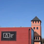 Außenansicht Theater neben dem Turm Marburg