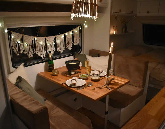 Romantisches Fonduedinner mit Übernachtung im Boho-Wohnwagen