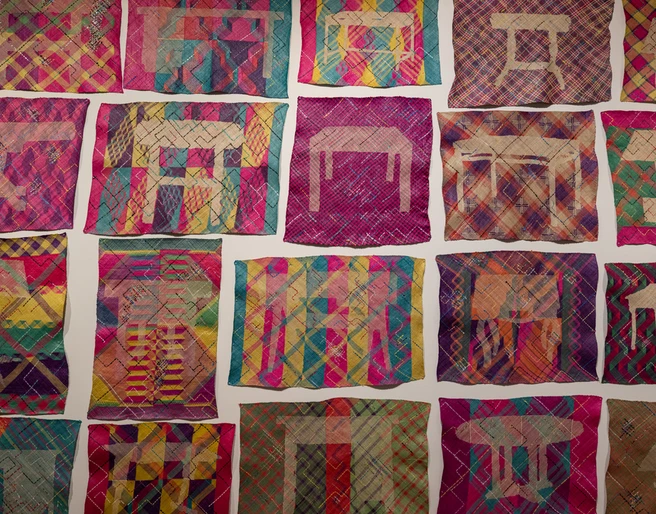 Yee I-Lann: TIKAR/MEJA/PLASTIK (2023), Detailansicht. Pandaus-Gewebe, chemischer Farbstiff, gesammelte Plastikabfälle, Format variabel, Credits: Singapore Art Museum (SAM)