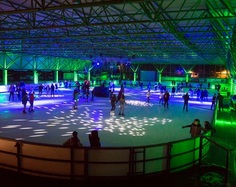 eissporthalle-willingen-eisdisco-gruen c) kurbetrieb-willingen.jpg