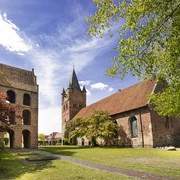 Westerstede_St.-Petri-Kirche1.jpg St-Petri-Kirche, Westerstede, Kirche, Gebäude
