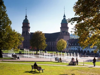 Stadtkirche Herbst mit Fontänen_2