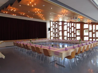 Pfarreiheim Glis Innenansicht.JPG Innenansicht Pfarreiheim GlisInterior view of the Glis parish hallVue intérieure de la maison paroissiale de Glis