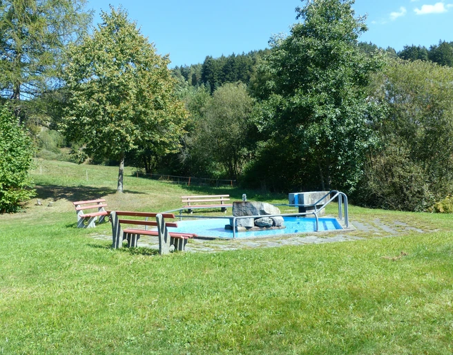 Wassertretstelle an der Weißenbachhalle in Mitteltal