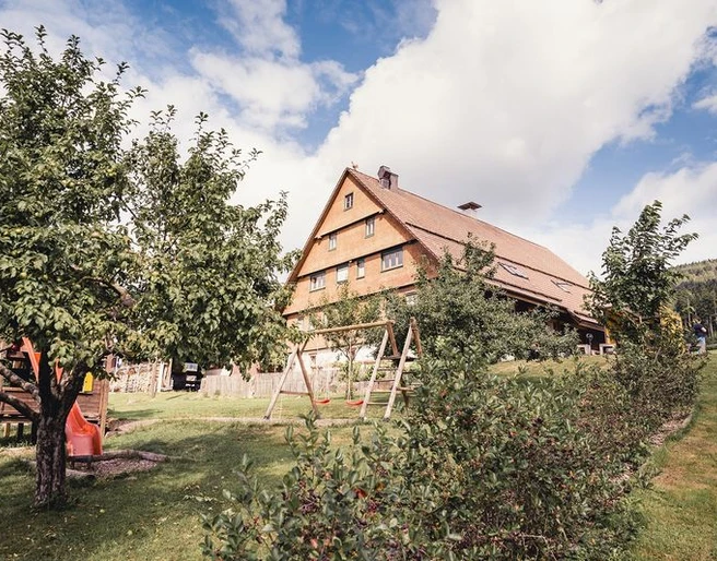 Außenansicht des Seidtenhof mit Spielplatz