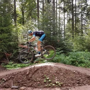 MTB Fahrer im Pumptrack