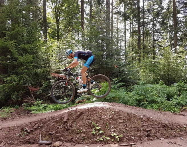 MTB Fahrer im Pumptrack