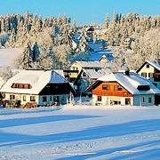 Blick auf das winterliche Dorf