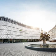 Blick vom Richard Wagner Platz auf die Höfe am Brühl - Shopping in Leipzig Blick auf die historische Fassade des Einkaufscenters Höfe am Brühl in Leipzig am Richard-Wagner-Platz mit einem Pusteblumen-Springbrunnen im Bild, Shopping in Leipzig
