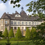 Wasserschloss Heerse  Wasserschloss Heerse von außen.