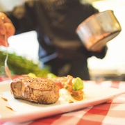Westerstede_Häppchenweise.jpg Essen, Gericht, Häppchen, Steak, Teller