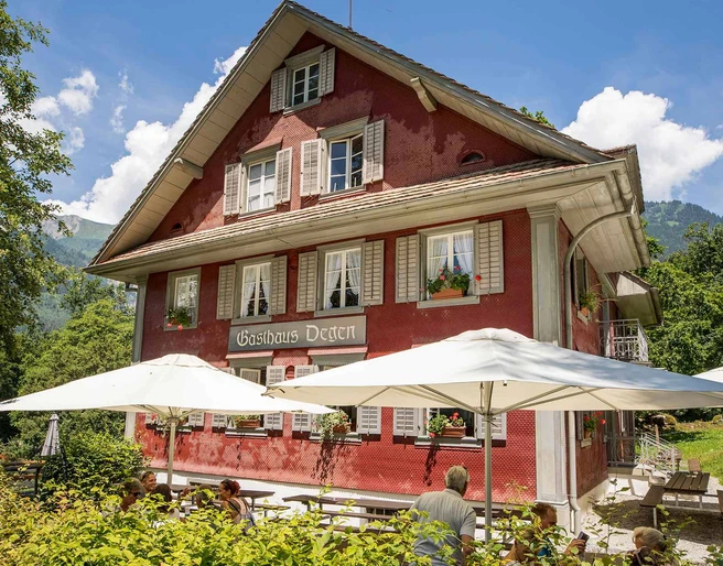 restaurant-degen-ballenberg-gebaeude-gartenterrasse.jpg