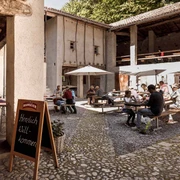 osteria-ballenberg-tische-gaeste-tessin.jpg