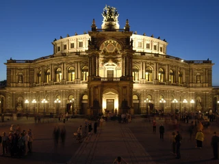 Semperoper_außen_(c)_Semperoper Dresden_Mathhias_Creutziger.jpg Semperoper_außen_(c)_Semperoper Dresden_Mathhias_Creutziger