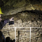 Steinbruchbesitzer Michael "Maulwurf" Sünkler führt am 09.05.2019 durch den Silberseestollen in Hasbergen. Foto: David Ebener ***Stichworte*** Silberseestollen, Silbersee, See, Stollen, Naturpark TERRA.vita, Terra-Vita, Hüggel, Jägerberg