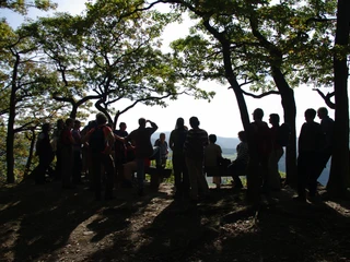 Gruppe genießt die schöne Aussicht