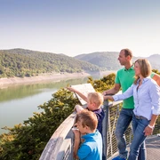 Familie auf dem Baumkronenweg