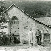 Zwei Arbeiter vor der Bericher Hütte ca. 1912