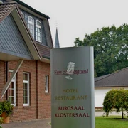 Hinweisschild Hotel zum Hollengrund in Heeslingen