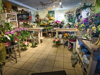 Ein blumengeschmückter Laden voller stilvoller Blumenarrangements und dekorativer Elemente.