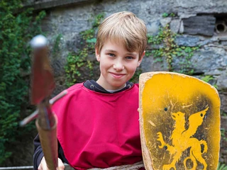 rittertrail-schloss-oberhofen-junge-mit-schild-und-lanze.jpg