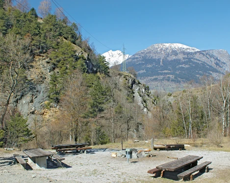 Feuerstelle_Gringji_Platz.jpg Platz bei der Feuerstelle GringjiPlace at the Gringji fire pitPlace près du foyer Gringji
