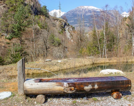 Feuerstelle_Gringji_Brunnen.jpg Brunnen bei der Feuerstelle GringjiFountain near the Gringji fireplaceFontaine près du foyer Gringji