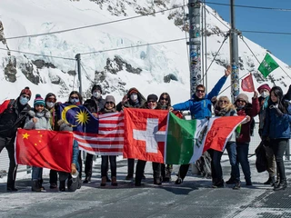 best-of-switzerland-tours-gruppe-jungfraujoch-fahnen.jpg
