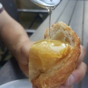 Honig mit Croissant