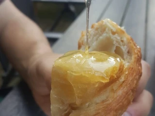 Honig mit Croissant