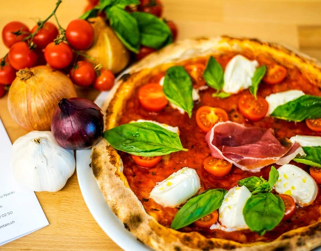 il-buongustaio-pizza-mit-frischen-zutaten.jpg