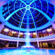 Kuppel der carpesol SPA Therme in Bad Rothenfelde Kuppelbeleuchtetes Badeparadies mit blauem Licht und einem zentralen Wasserbrunnen.