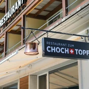 restaurant-zum-chochtopf-anschrift-kessel-fassade-gebaeude.jpg