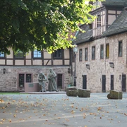 Kloster mit Mönchen