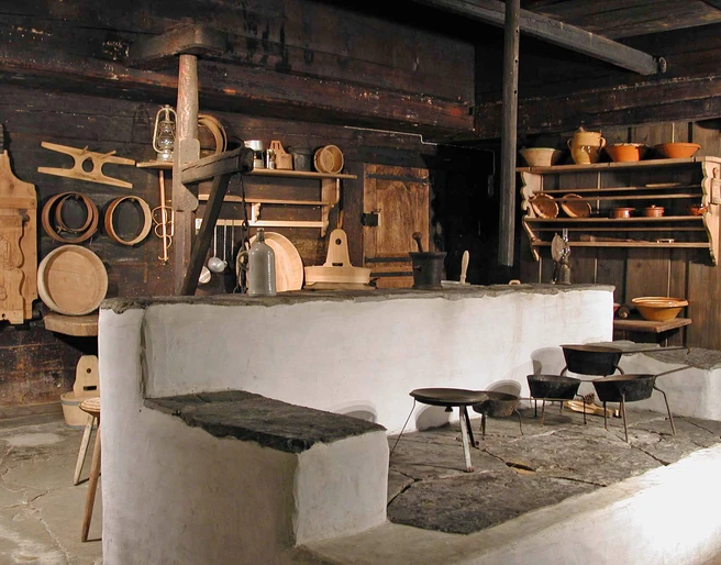 Küche des Talmuseums Agensteinhaus Historische Feuerküche im Talmuseum AgensteinhausCuisine à feu historique au musée de la vallée d'Agensteinhaus