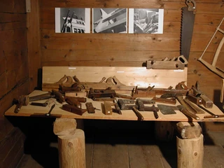 Holzbearbeitungswerkzeuge im Talmuseum Agensteinhaus Holzbearbeitungswerkzeuge im Talmuseum AgensteinhausWoodworking tools in the Agensteinhaus Valley MuseumOutils de travail du bois au musée de la vallée d'Agensteinhaus