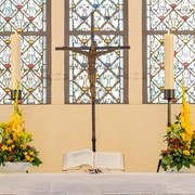 Lazarus-Kirche Kästorf_Altar mit Blumenschalen.jpg