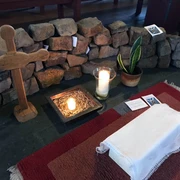 St. Nicolai und Catharinen Wahrenholz_Gebetsmauer Ort der Gebetskerzen.jpg