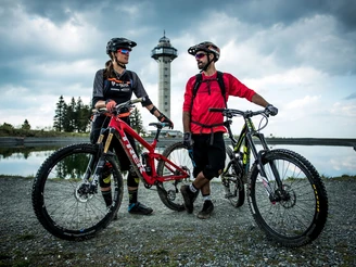 Mountainbiker am Bergsee auf dem Ettelsberg mit Hochheideturm  Mountainbiker am Bergsee auf dem Ettelsberg mit Hochheideturm