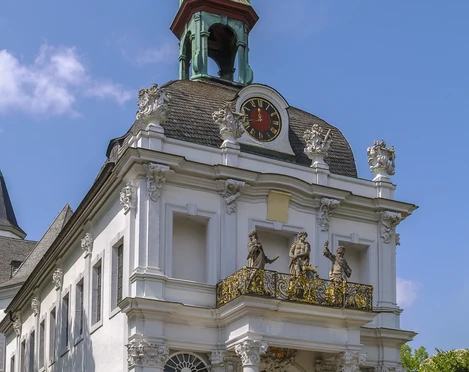 Die Kreuzbergkirche Im Ortsteil Ippendorf steht die 1627 unter Kurfürst Ferdinand von Köln erbaute Kreuzbergkirche. Sie ist vor allem durch die Nachbildung der Heiligen Stiege bekannt, die 1745 nach einem Entwurf von Balthasar Neumann angefügt wurde.