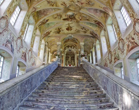 Die heilige Stiege Im Ortsteil Ippendorf steht die 1627 erbaute Kreuzbergkirche. Sie ist vor allem durch die Nachbildung der Heiligen Stiege bekannt, die 1745 nach einem Entwurf von Balthasar Neumann angefügt wurde.